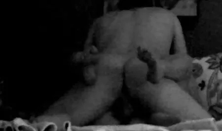 Penis versteckt zwis ...