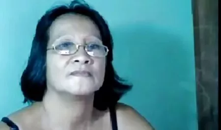 Eine große Frau kleb ...