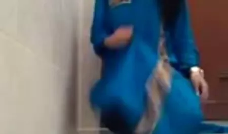 Blonde teen mit blau ...