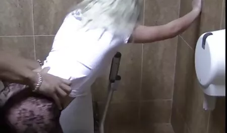 Zwei junge Frauen re ...